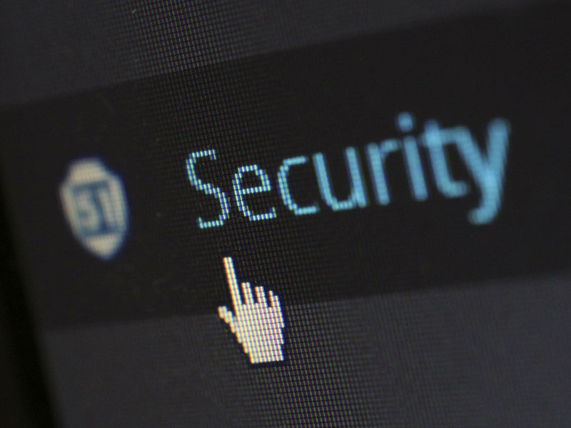 IT Sicherheit in Unternehmen: Schriftzug Security auf PC Monitor mit Mauszeiger
