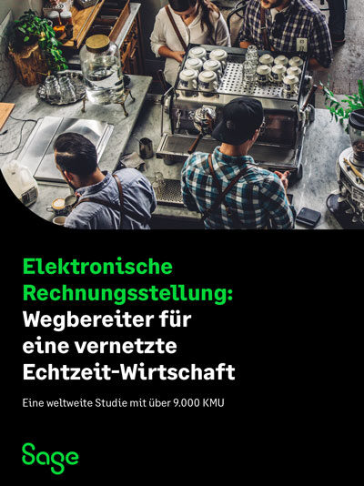Vogelperspektive auf ein belebtes Café mit mehreren Mitarbeitenden an der Theke – darunter Text zur Studie über elektronische Rechnungsstellung und Echtzeit-Wirtschaft von Sage.